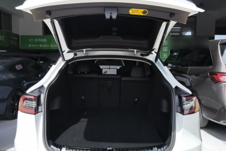 Used Tesla Model Y 2021 Standard Range Rear-Wheel Drive Version Trunk