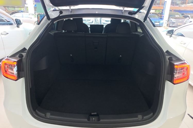 Used Tesla Model Y 2021 Standard Range Rear-Wheel Drive Version Trunk