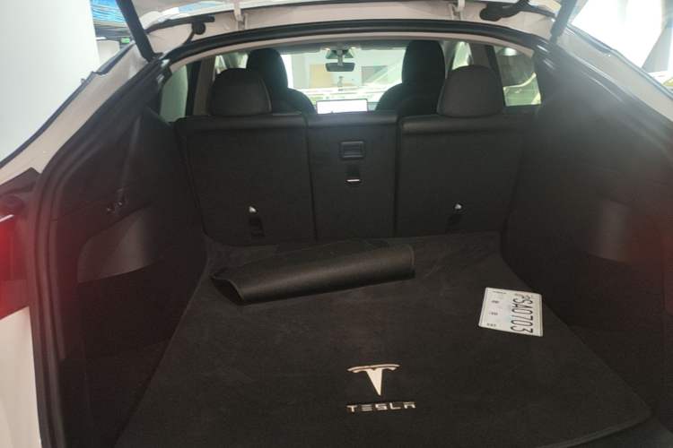 Used Tesla Model Y 2021 Standard Range Rear-Wheel Drive Version Trunk