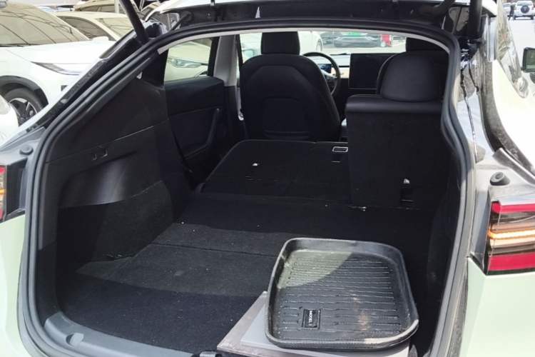 Used Tesla Model Y 2021 Long-Range All-Wheel-Drive Version 3D7 Trunk