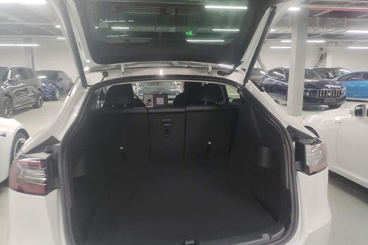 Used Tesla Model Y 2021 Long-Range All-Wheel-Drive Version 3D7 Trunk