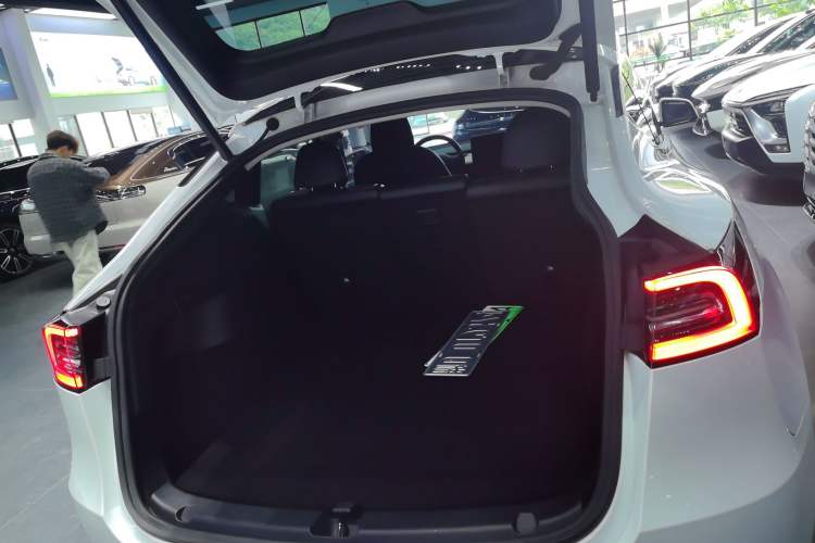 Used Tesla Model Y 2021 Revised Version 2 Long-Range All-Wheel-Drive Edition Trunk