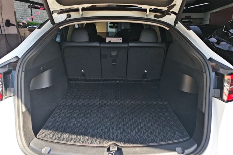 Used Tesla Model Y 2021 Standard Range Rear-Wheel Drive Version Trunk