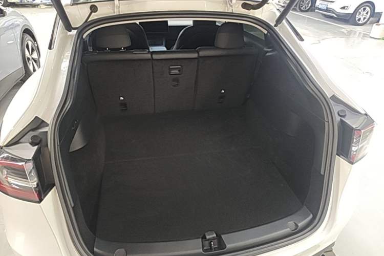 Used Tesla Model Y 2021 Long-Range All-Wheel-Drive Version Trunk