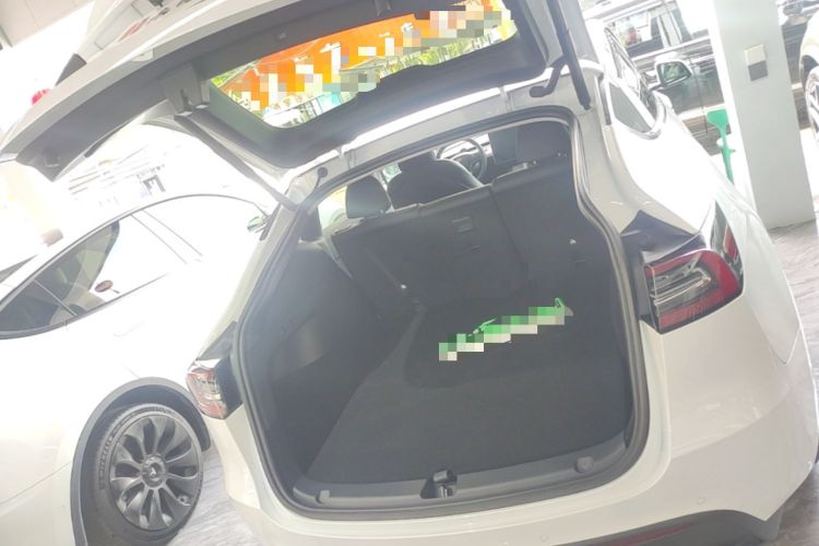 Used Tesla Model Y 2021 Long-Range All-Wheel-Drive Version Trunk