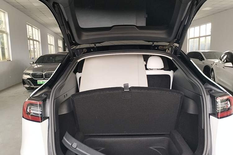 Used Tesla Model Y 2021 Standard Range Rear-Wheel Drive Version Trunk