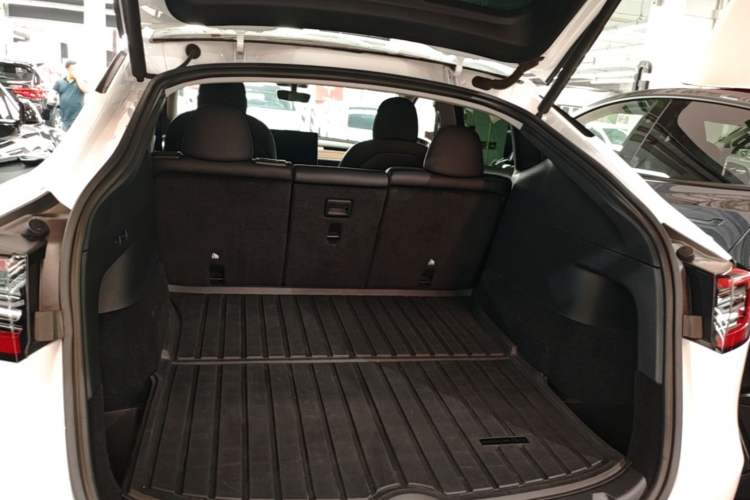 Used Tesla Model Y 2021 Long-Range All-Wheel-Drive Version 3D7 Trunk