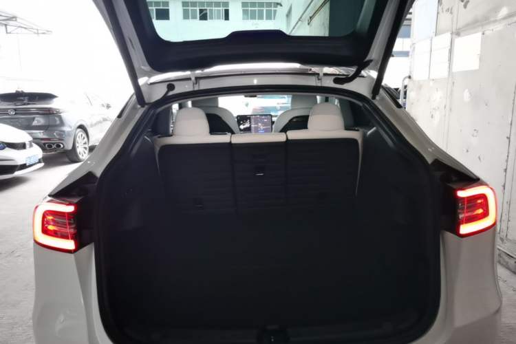 Used Tesla Model Y 2021 Standard Range Rear-Wheel Drive Version Trunk