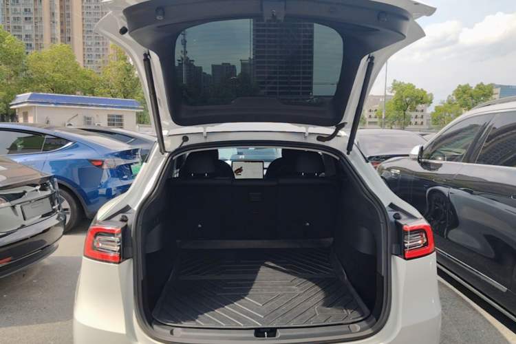 Used Tesla Model Y 2021 Long-Range All-Wheel-Drive Version 3D7 Trunk