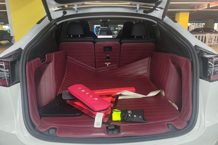 Used Tesla Model Y 2021 Long-Range All-Wheel-Drive Version Trunk