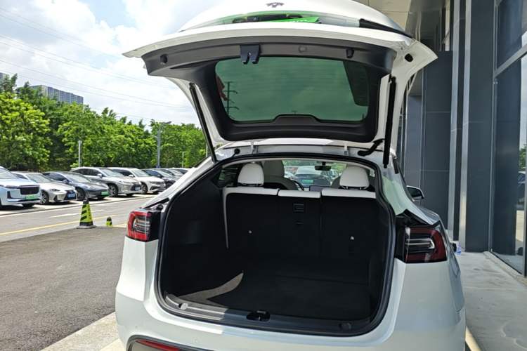 Used Tesla Model Y 2021 Long-Range All-Wheel-Drive Version Trunk