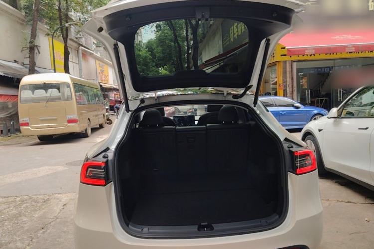 Used Tesla Model Y 2021 Long-Range All-Wheel-Drive Version Trunk