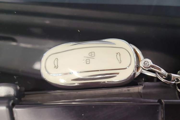 Used Tesla Model Y 2021 Long-Range All-Wheel-Drive Version 3D7 Vehicle Key