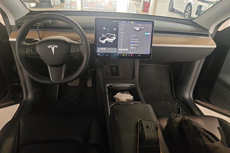 Used Tesla Model Y 2021 Standard Range Rear-Wheel Drive Version Center Console