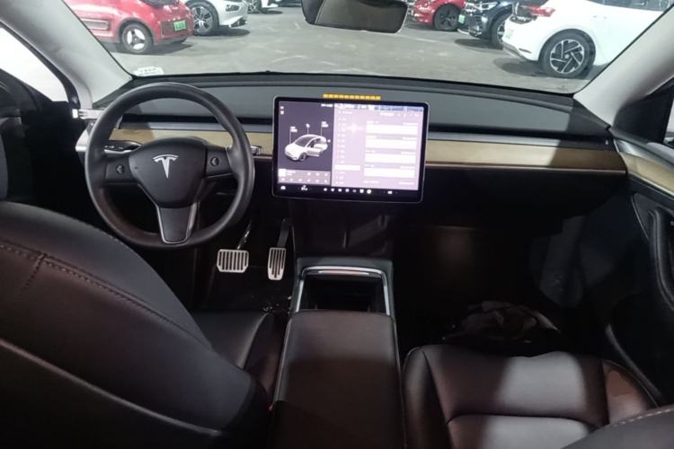 Used Tesla Model Y 2021 Standard Range Rear-Wheel Drive Version Center Console