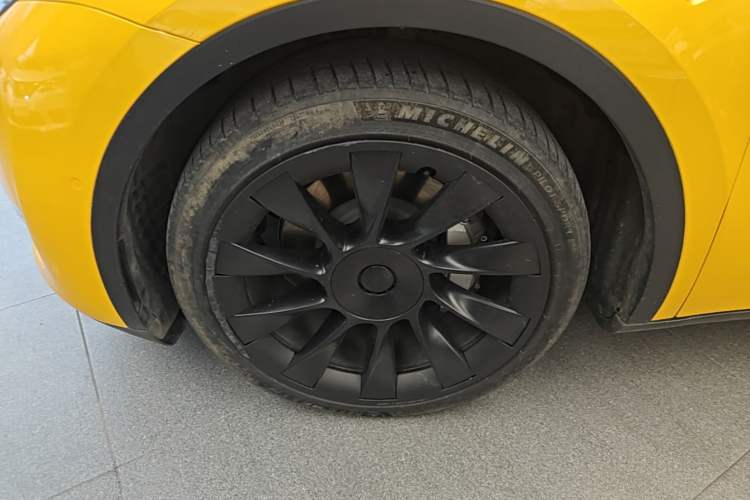 Used Tesla Model Y 2021 Long-Range All-Wheel-Drive Version Left Front Wheel Hub