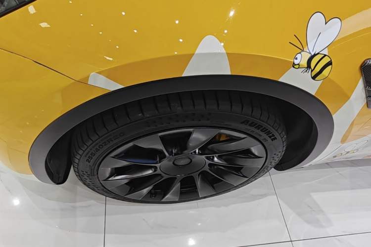 Used Tesla Model Y 2021 Long-Range All-Wheel-Drive Version Left Front Wheel Hub
