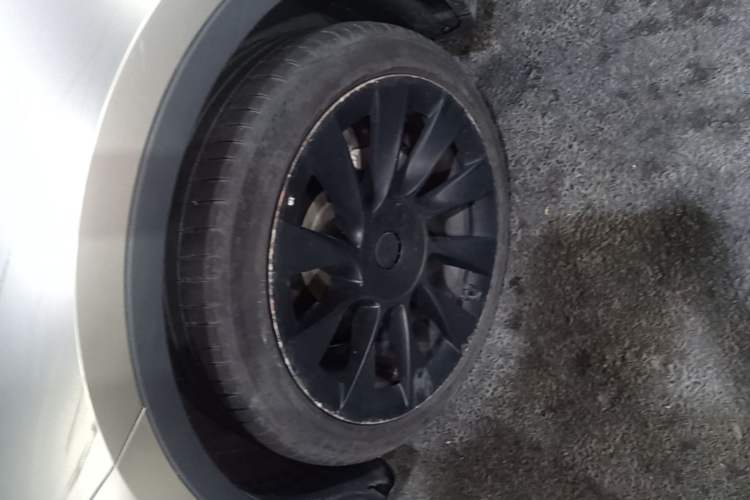 Used Tesla Model Y 2021 Standard Range Rear-Wheel Drive Version Left Front Wheel Hub
