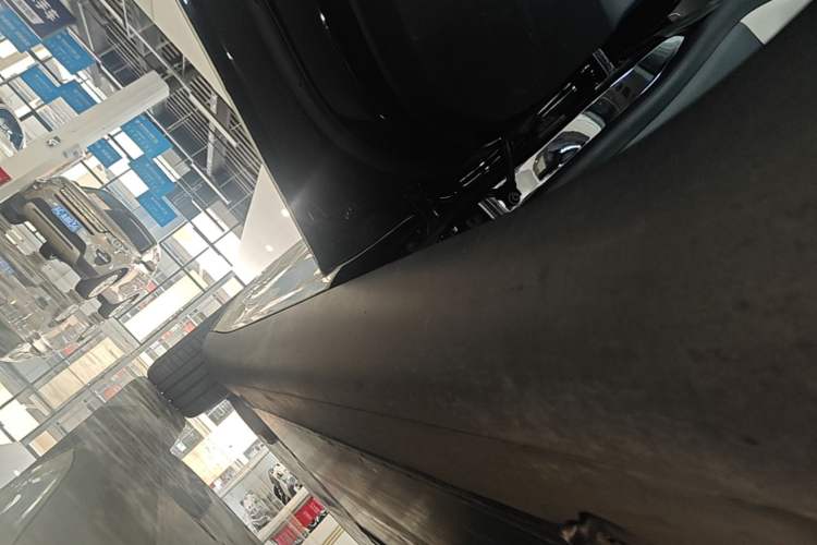 Used Tesla Model Y 2021 Standard Range Rear-Wheel Drive Version Left Side Sill