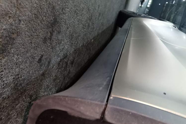 Used Tesla Model Y 2021 Standard Range Rear-Wheel Drive Version Left Side Sill
