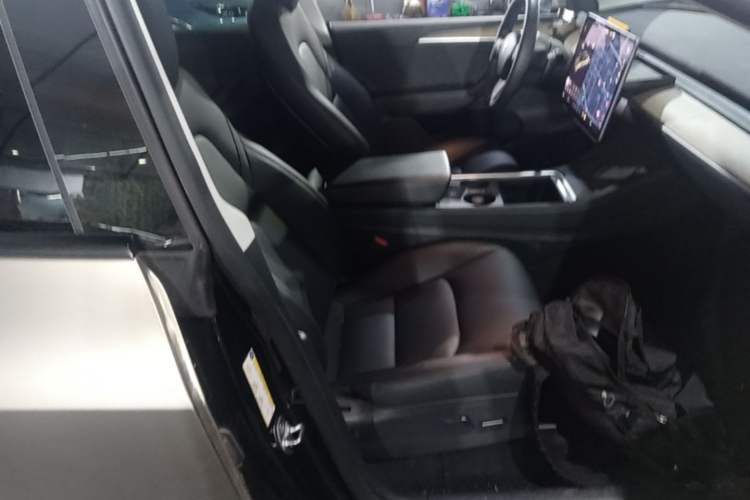 Used Tesla Model Y 2021 Standard Range Rear-Wheel Drive Version Right Front Seat