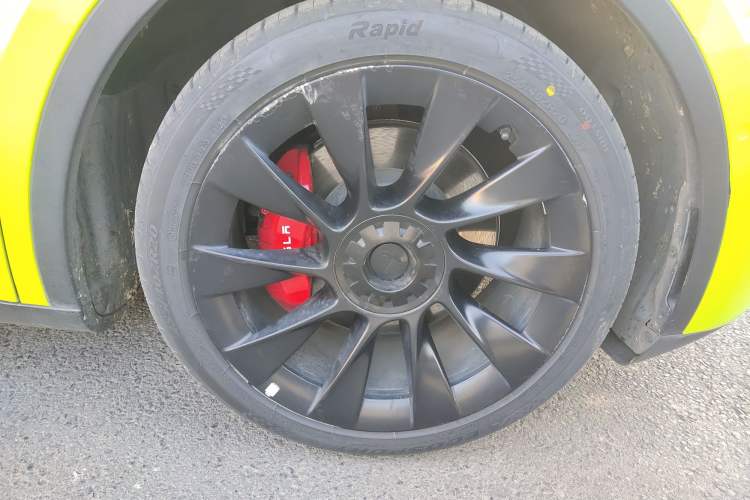 Used Tesla Model Y 2021 Long-Range All-Wheel-Drive Version Right Front Wheel Hub