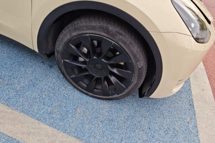 Used Tesla Model Y 2021 Standard Range Rear-Wheel Drive Version Right Front Wheel Hub