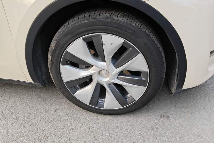Used Tesla Model Y 2021 Standard Range Rear-Wheel Drive Version Right Front Wheel Hub