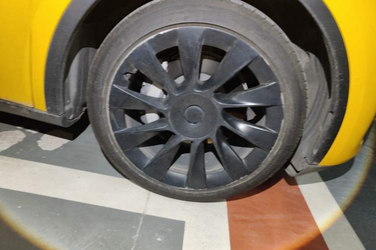 Used Tesla Model Y 2021 Standard Range Rear-Wheel Drive Version Right Front Wheel Hub