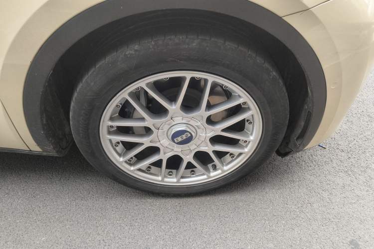 Used Tesla Model Y 2021 Standard Range Rear-Wheel Drive Version Right Front Wheel Hub