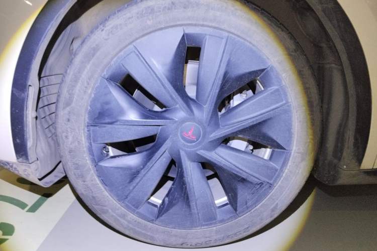 Used Tesla Model Y 2021 Standard Range Rear-Wheel Drive Version Right Front Wheel Hub