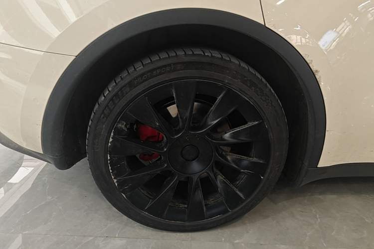 Used Tesla Model Y 2021 Standard Range Rear-Wheel Drive Version Right Rear Wheel Hub