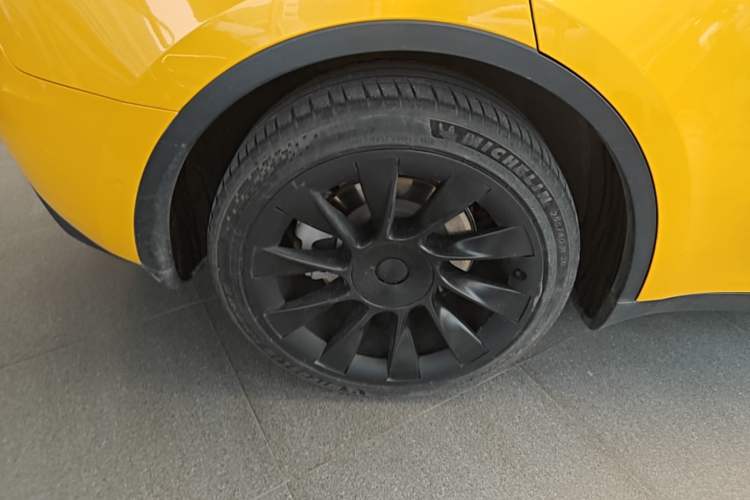 Used Tesla Model Y 2021 Long-Range All-Wheel-Drive Version Right Rear Wheel Hub