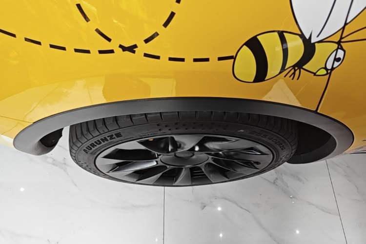 Used Tesla Model Y 2021 Long-Range All-Wheel-Drive Version Right Rear Wheel Hub