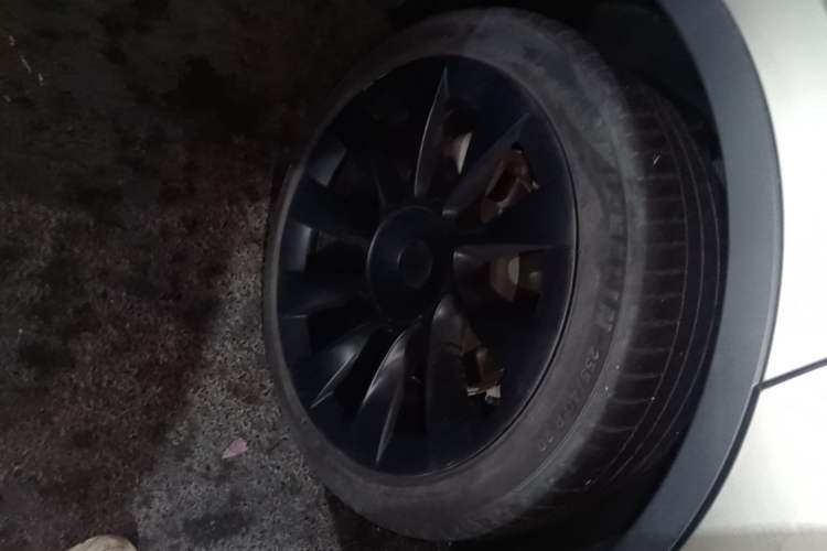Used Tesla Model Y 2021 Standard Range Rear-Wheel Drive Version Right Rear Wheel Hub