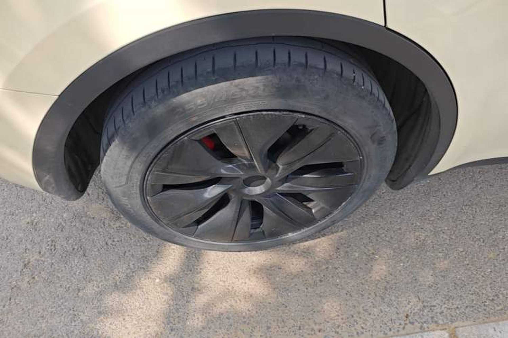 Used Tesla Model Y 2021 Long-Range All-Wheel-Drive Version 3D7 Right Rear Wheel Hub