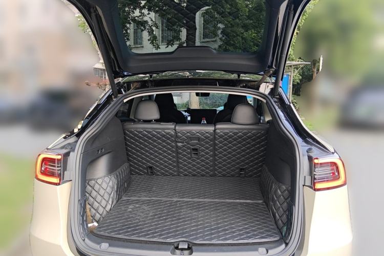 Used Tesla Model Y 2021 Standard Range Rear-Wheel Drive Version Trunk