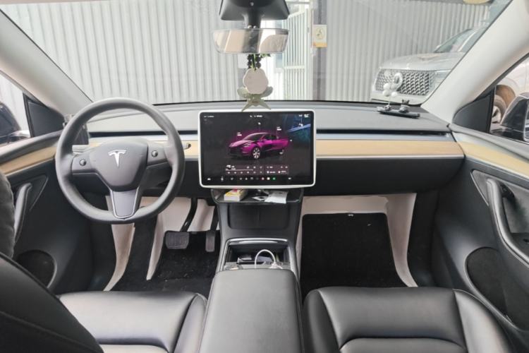Used Tesla Model Y 2022 Long-Range All-Wheel-Drive Version Center Console