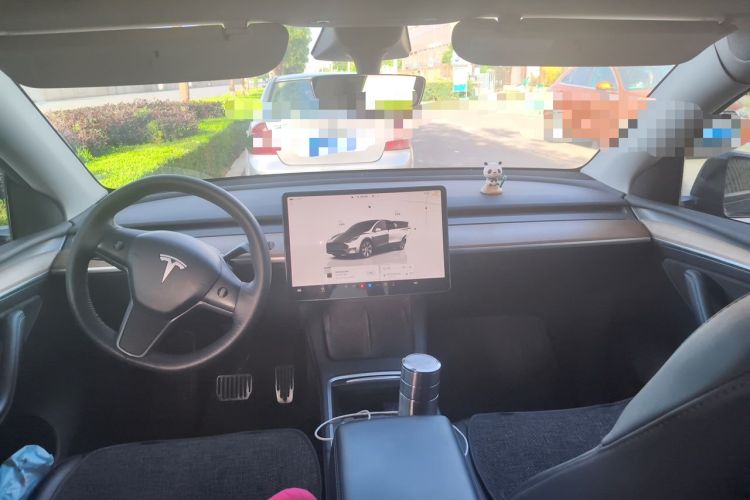 Used Tesla Model Y 2022 Long-Range All-Wheel-Drive Version Center Console