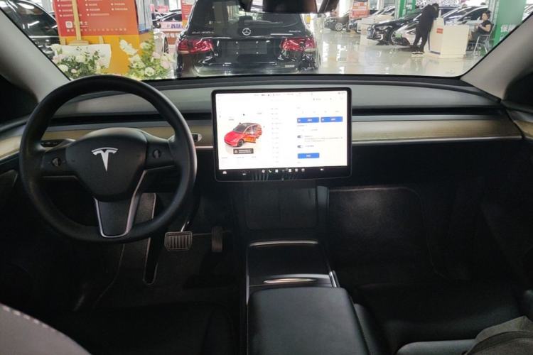 Used Tesla Model Y 2022 Long-Range All-Wheel-Drive Version Center Console