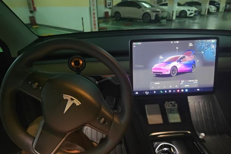 Used Tesla Model Y 2022 Long-Range All-Wheel-Drive Version Center Console