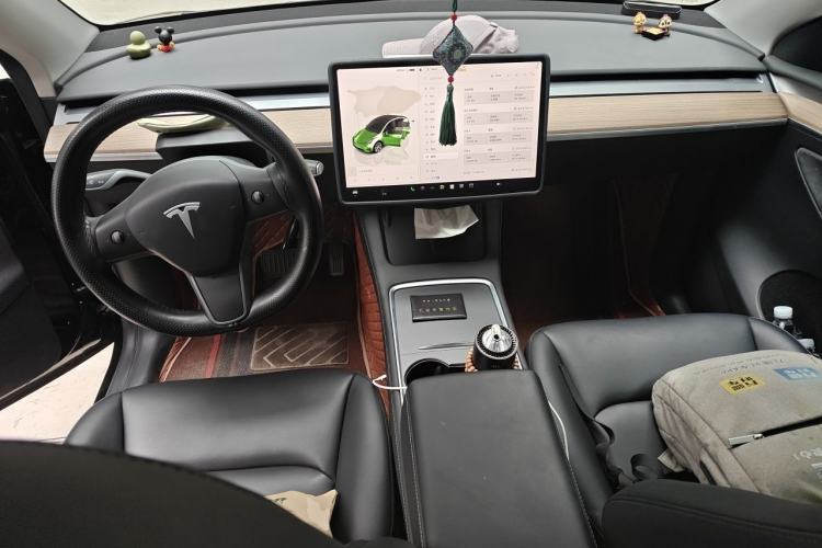 Used Tesla Model Y 2022 Long-Range All-Wheel-Drive Version Center Console