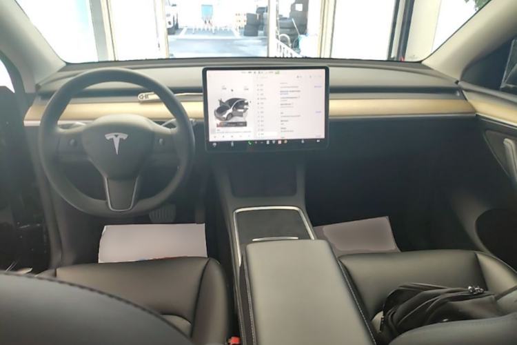 Used Tesla Model Y 2022 Long-Range All-Wheel-Drive Version Center Console