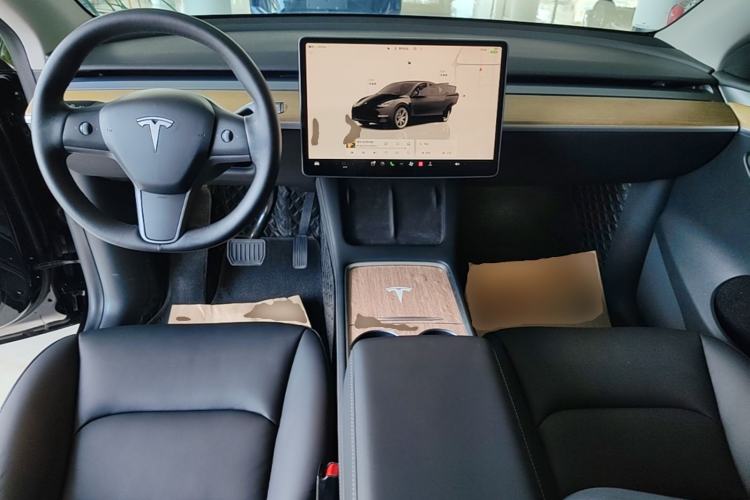 Used Tesla Model Y 2022 Long-Range All-Wheel-Drive Version Center Console