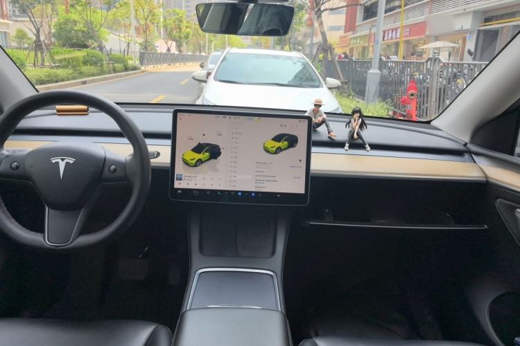 Used Tesla Model Y 2022 Long-Range All-Wheel-Drive Version Center Console