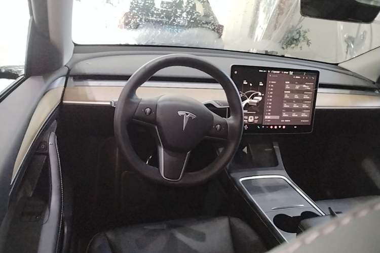 Used Tesla Model Y 2022 Long-Range All-Wheel-Drive Version Center Console
