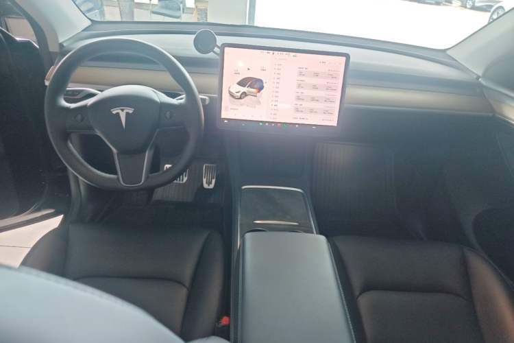 Used Tesla Model Y 2022 Long-Range All-Wheel-Drive Version Center Console