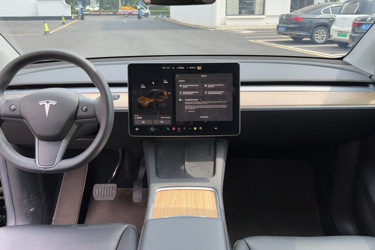 Used Tesla Model Y 2022 Long-Range All-Wheel-Drive Version Center Console