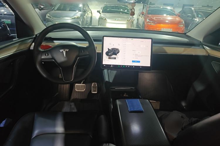 Used Tesla Model Y 2022 Long-Range All-Wheel-Drive Version Center Console