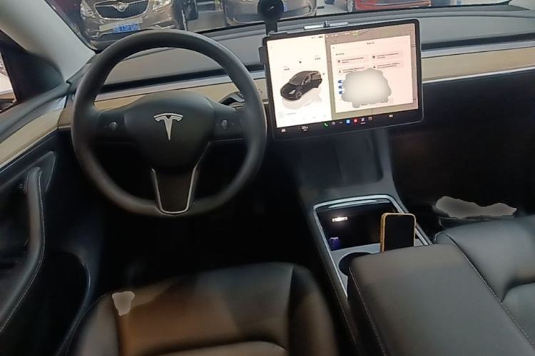 Used Tesla Model Y 2022 Long-Range All-Wheel-Drive Version Center Console